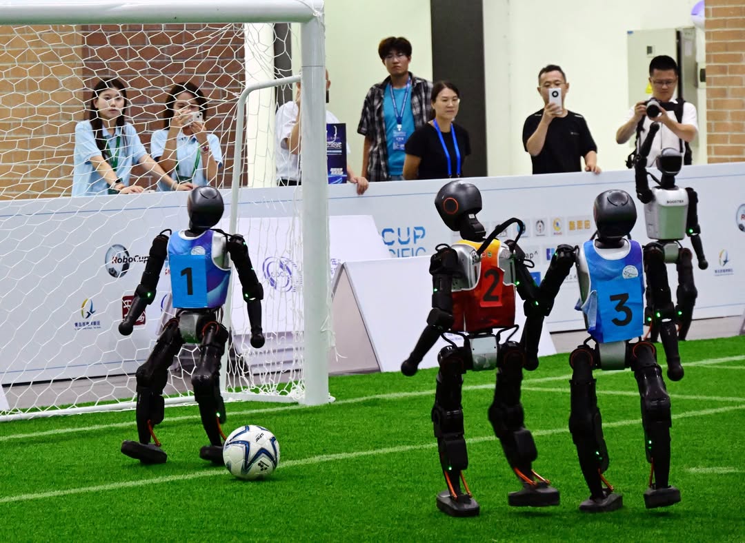 Студенты БГУ заняли первое место на международном чемпионате робототехники в Абу-Даби