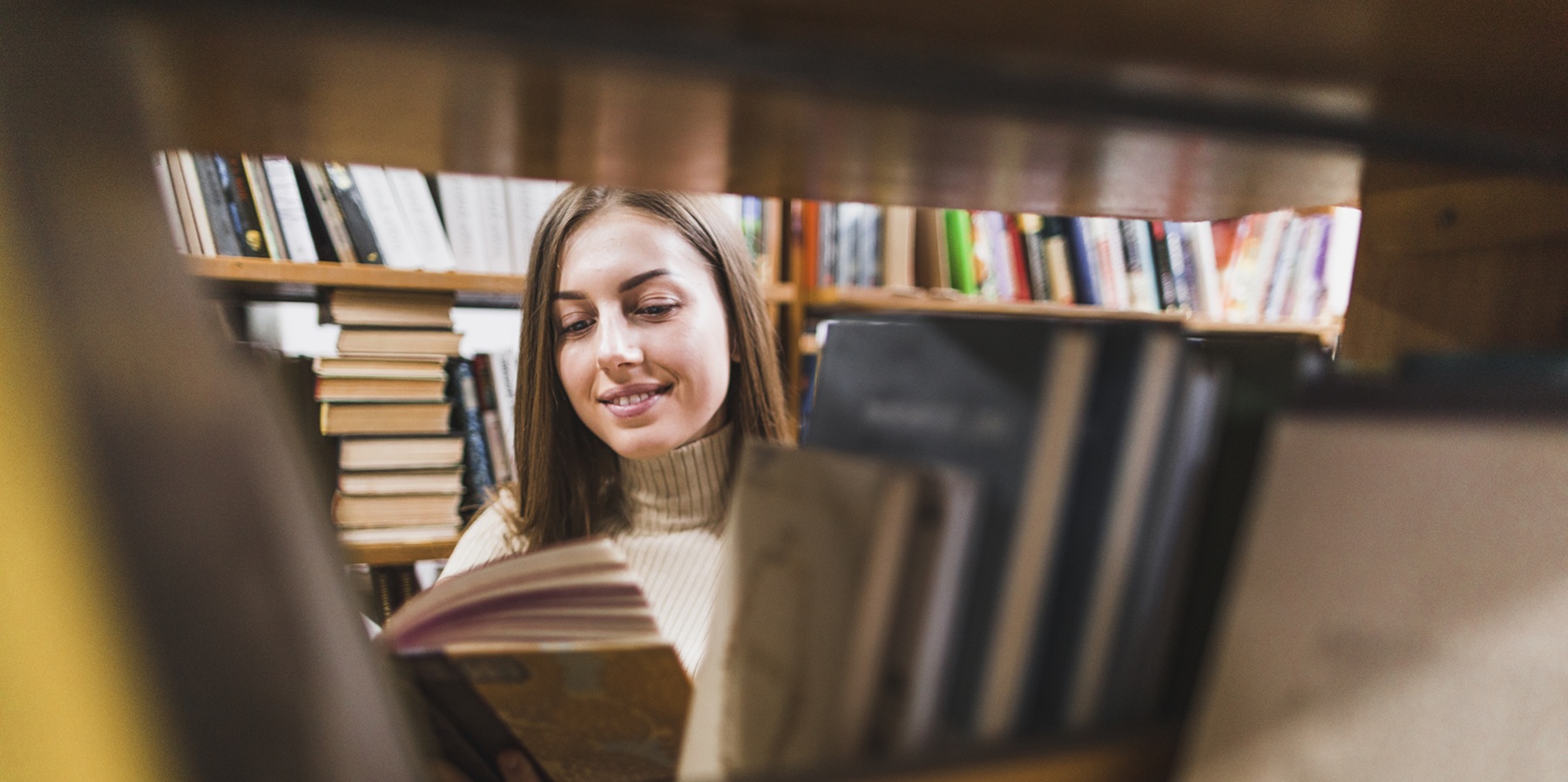 Сколько школьников зарегистрировались для участия в университетских олимпиадах?